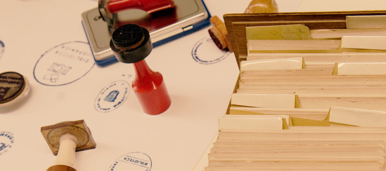 Un cajetín de catálogo en fichas y sellos de la Biblioteca AECID 