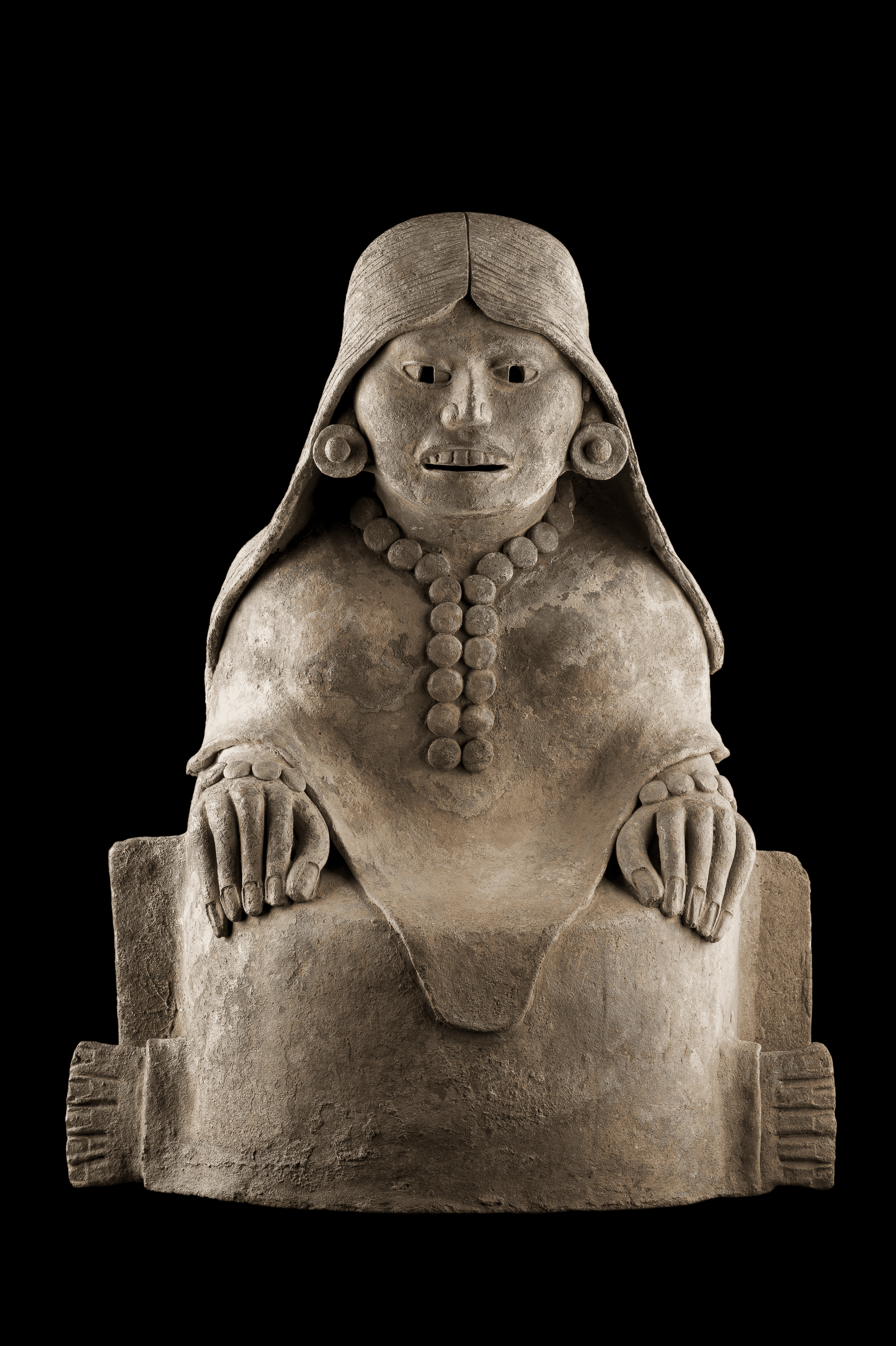 Escultura femenina con quechquemitl y enredo