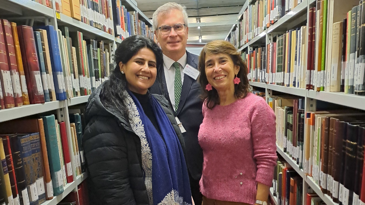 Alanoud, Gabriel Alou, diplomático, y Luisa Mora, responsable de la Biblioteca Islámica (AECID)