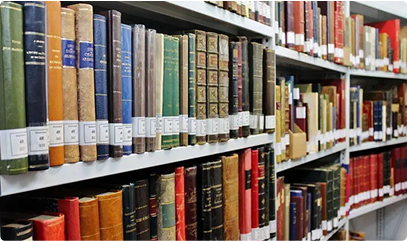 Fotografía de estanterías de una biblioteca