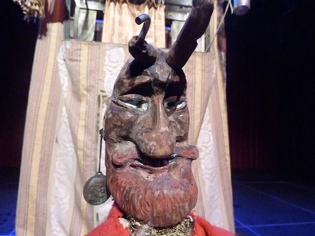 Tteres Un recin nacido en la casa del diablo