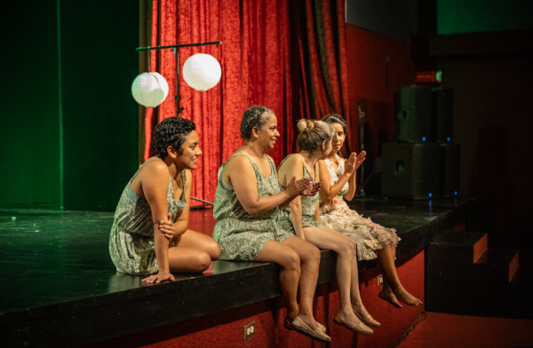 Artistas trabajando quince aos de teatro