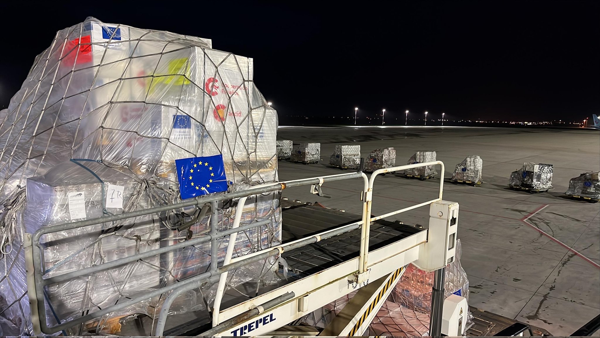 Parte del material humanitario aportado por la AECID, en el aeropuerto de El Arish (Egipto) el pasado 28 de diciembre. Foto: ECHO